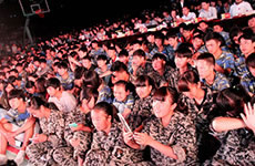 2015ż�����ˡ��ܳ�ѧ�ӷ�̸�ᡱ