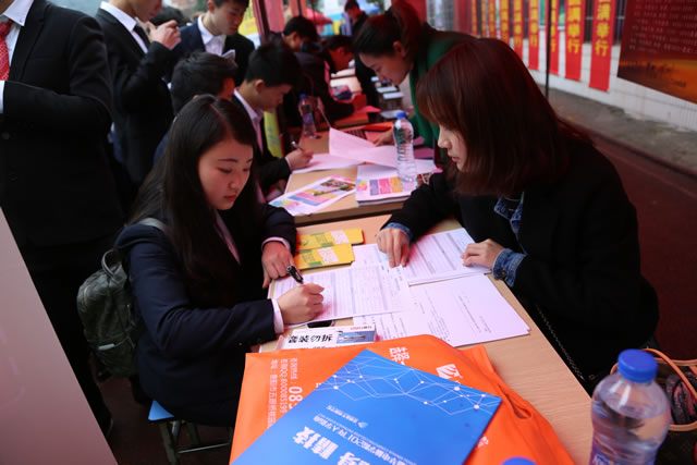 校园人才供需洽谈会现场