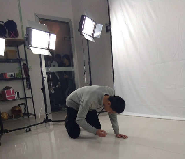 大动1701班的李忠杰同学是第一次参加Cosplay活动,正努力表演争取好成绩