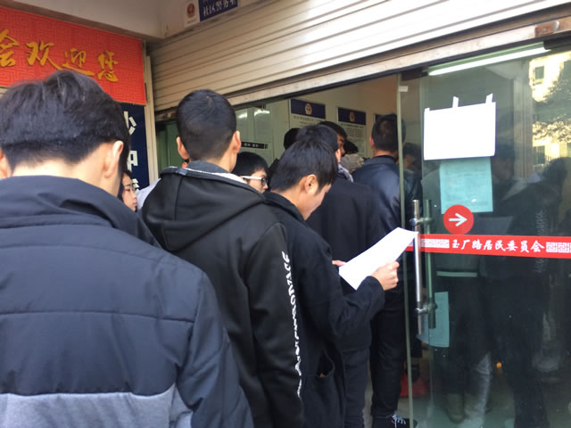 ͬѧ�������Ŷӣ����ſڵȴ�